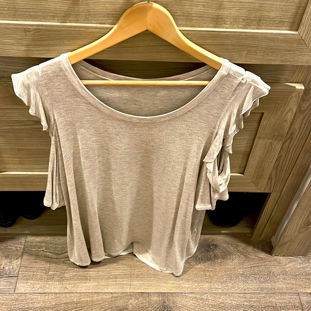 Jodifl top. Size unknown but fits like a small. Greyish in color.